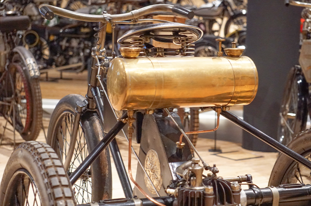 De Dion-Bouton Motordreirad BJ 1899 - ausgestellt im TOP Mountain Motorcycle Museum in Hochgurgl/Tirol
