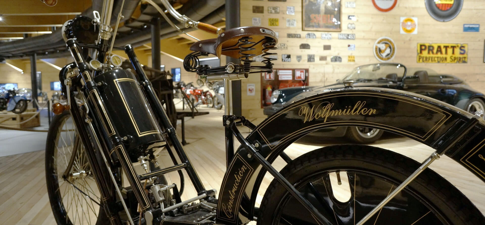 Eine originalgetreue Replica des weltweit ersten serienmässig gebauten Motorrads